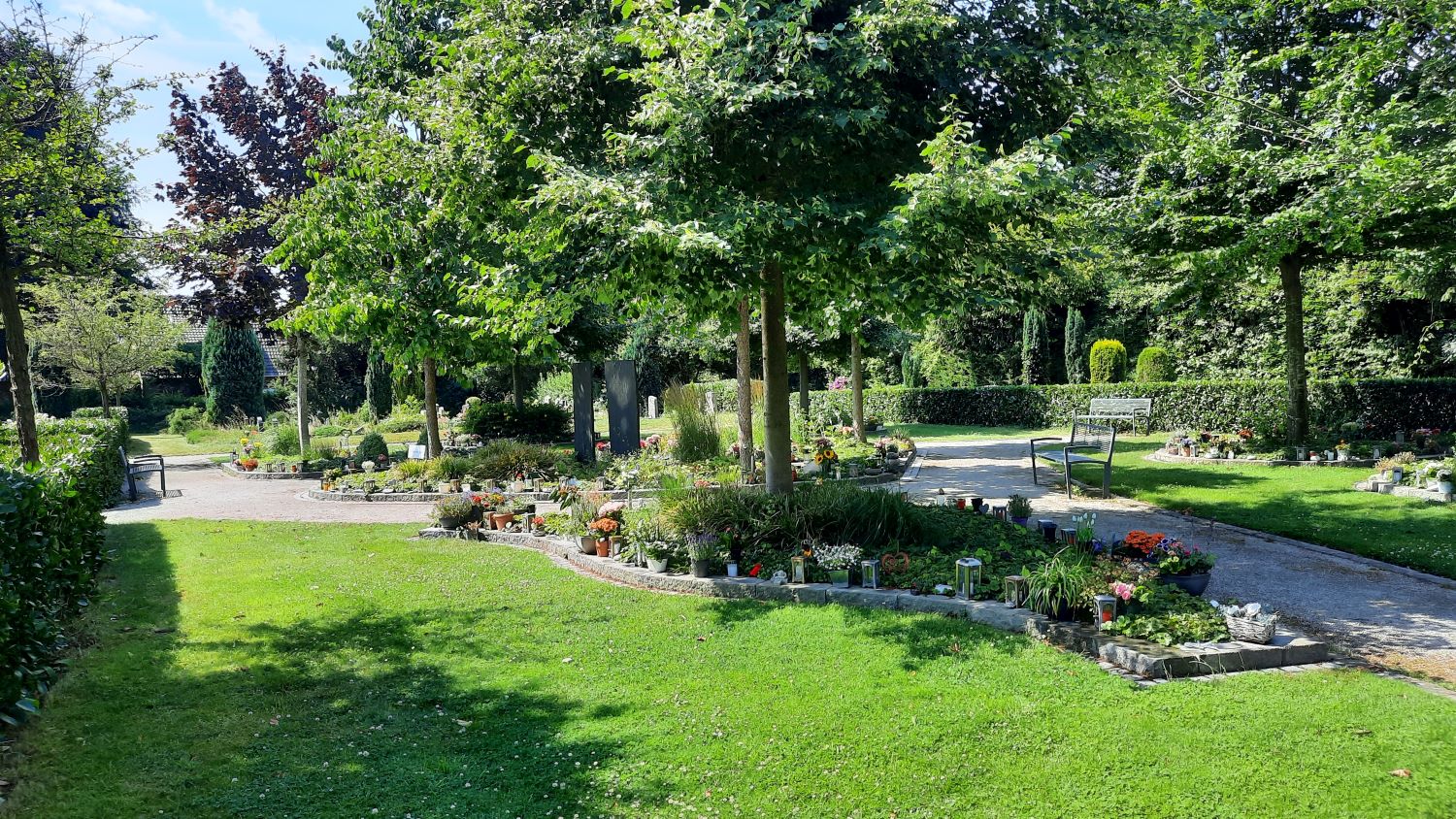 Urnengarten unter Bäumen Rheine